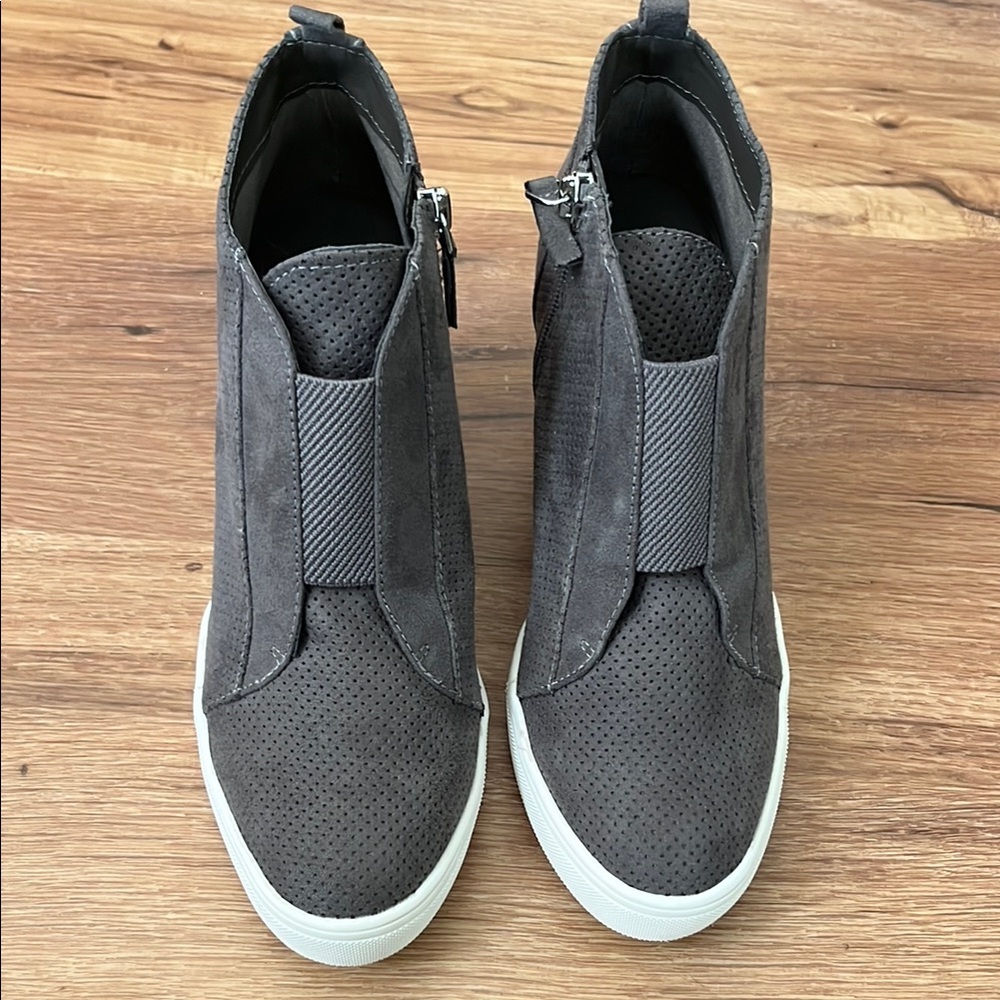MIA faux suede wedge sneaker/bootie, Arianna, size 8